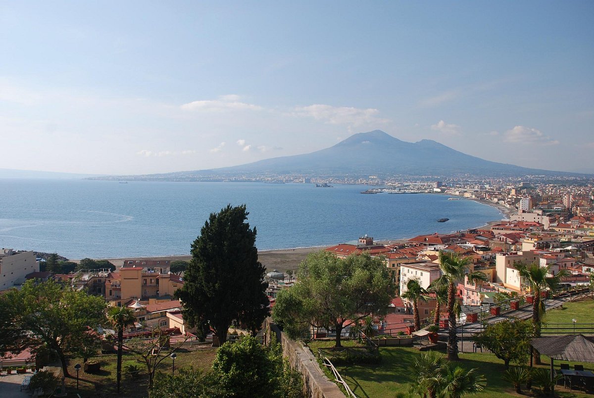 Кастелламмаре ди стабия. The Vesuvian a Naples.