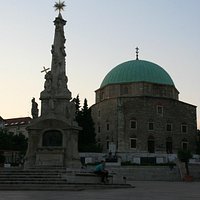 vista de la columna de la peste y la gran mezquita del Pasha gazi Kassim