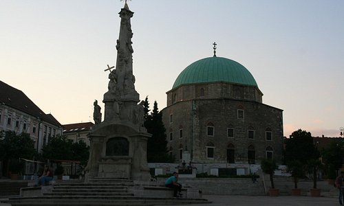 vista de la columna de la peste y la gran mezquita del Pasha gazi Kassim