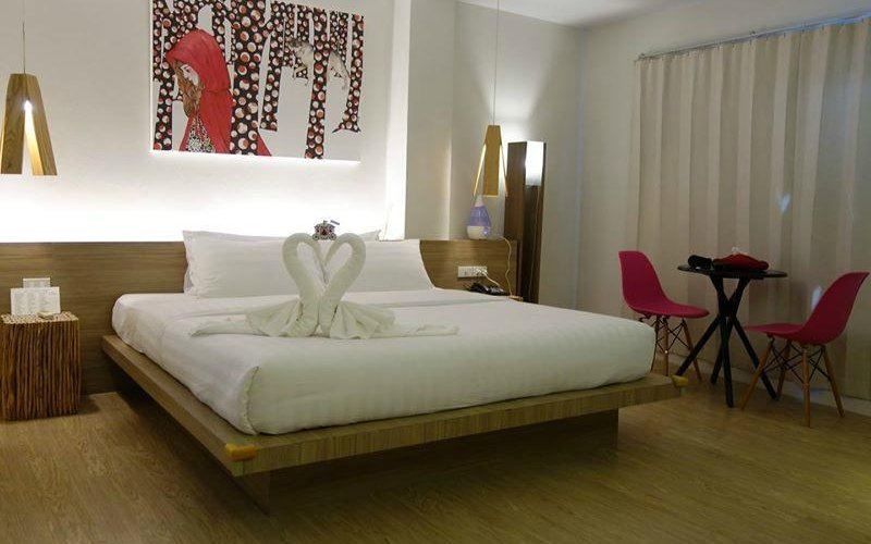 Big Room with theme