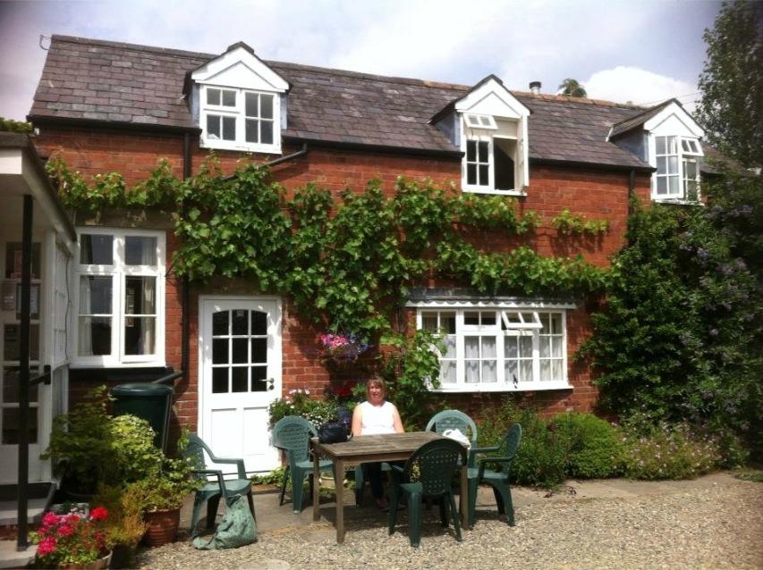 HENS & CHICKENS GUEST HOUSE - Prices & B&B Reviews (Ludlow, England ...