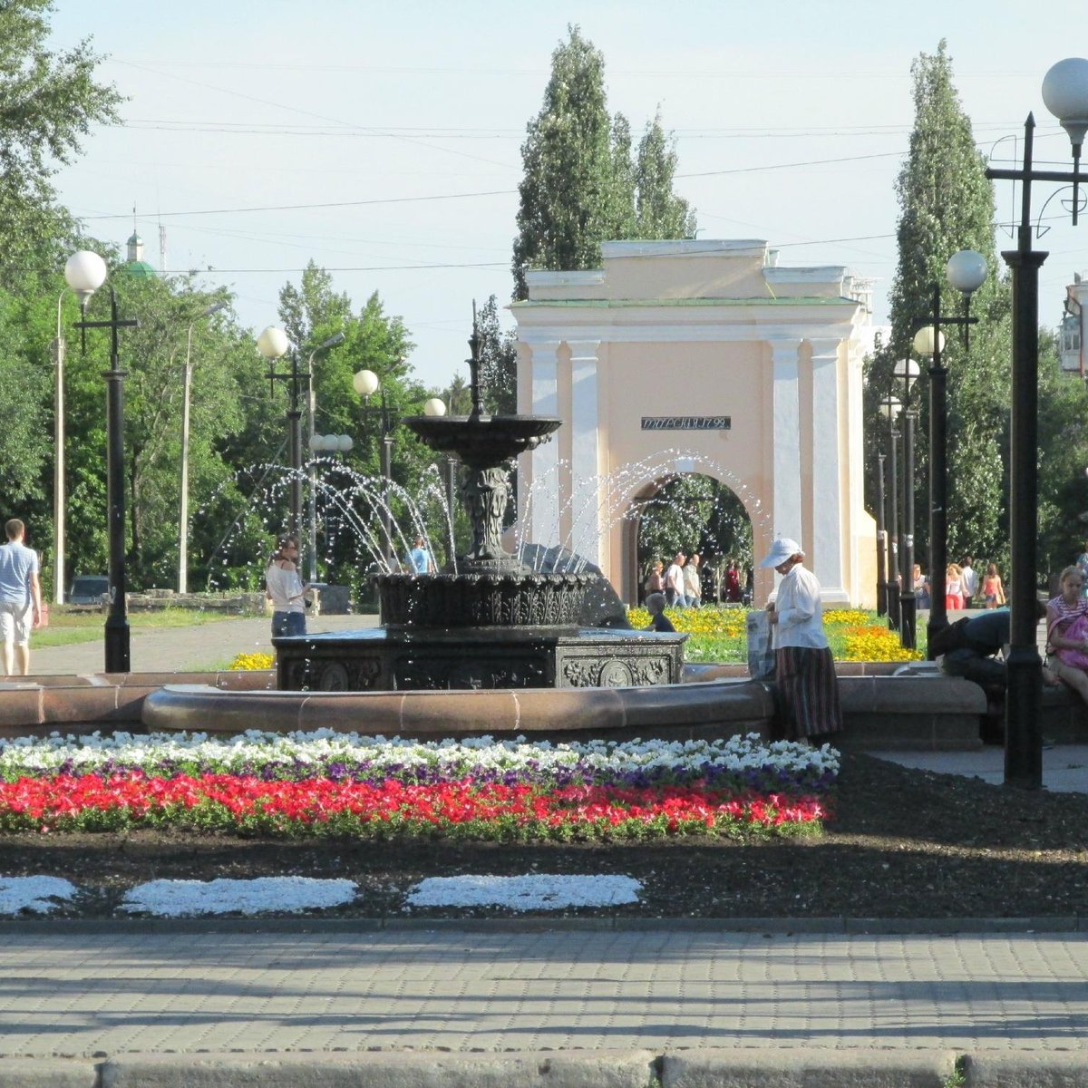 Омск тарская. Первомайский сквер Омск. Омск фонтан сквер Первомайский. Тарская арка Омск. Тарские ворота Омск.