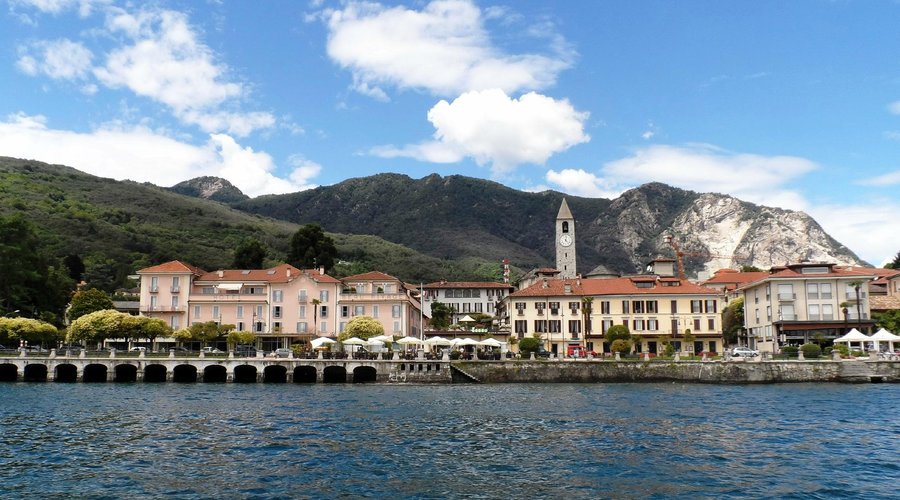Panorama di Baveno dal lago (l'hotel è l'edificio rosa sulla sinistra)