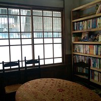 書櫃跟小沙龍間
