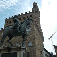 Cosimo I de' Medici Statue