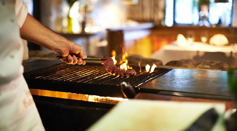 Frische Zubereitung auf dem Buchenholzgrill