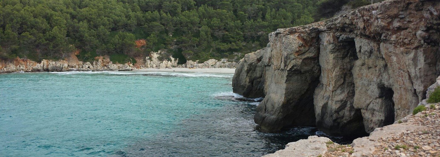 Cala Escorxada vista desde el camino antes de llegar (día ventoso)