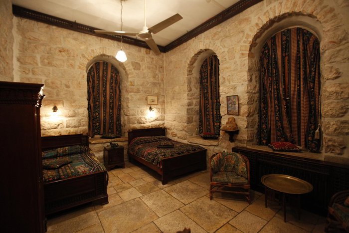 Lance de escada para chegar ao apartamento de final zero. São dois. -  Picture of Paamonim Hotel Jerusalem - Tripadvisor