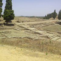 Uma escadaria romana entre quartos e lojas da era romana no século primeiro d.c. Esta e muitas o