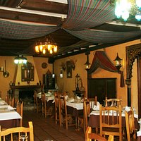 Restaurante decorado en estilo mozárabe