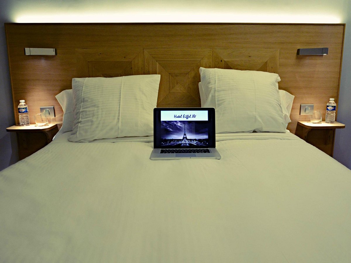 tv pequeña en la pared - Picture of Hotel Eiffel XV, Paris - Tripadvisor