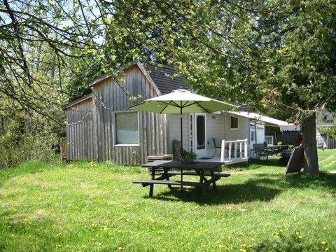 Harbour View Cottage is a weekly summer rental in the Hamlet of South Baymouth.