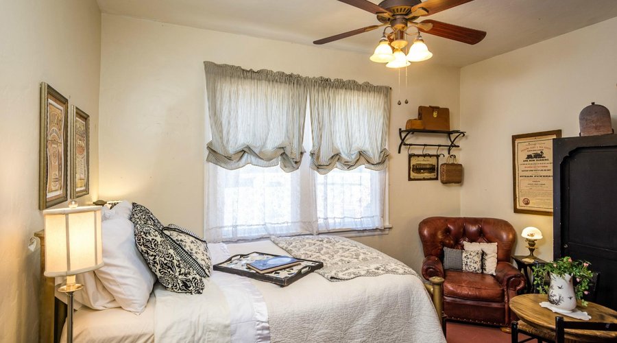Pennsylvania Station Room-Full size bed-private bathroom