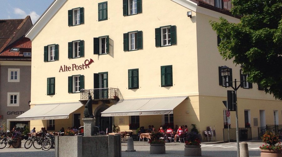 La facciata sull'ampia piazza