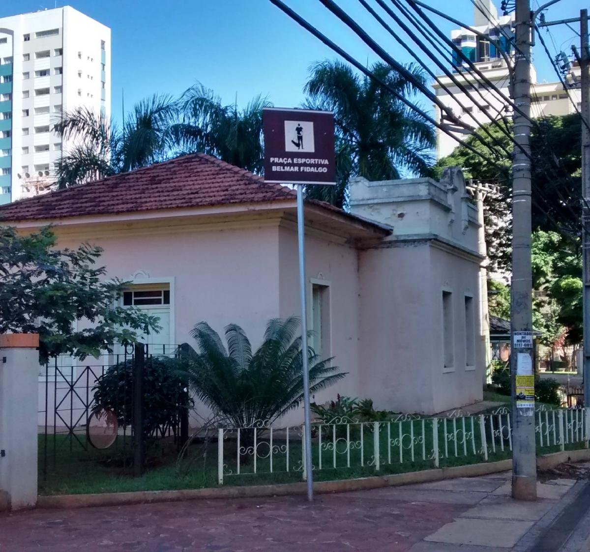 Pessoas jogando basquete em quadra poliesportiva pública na orla 1