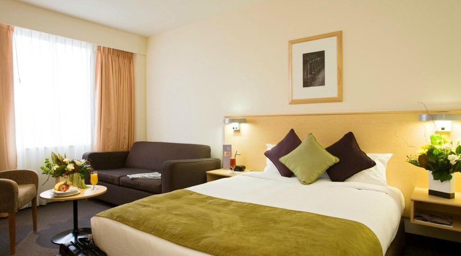 Guest room with queen bed & sofa