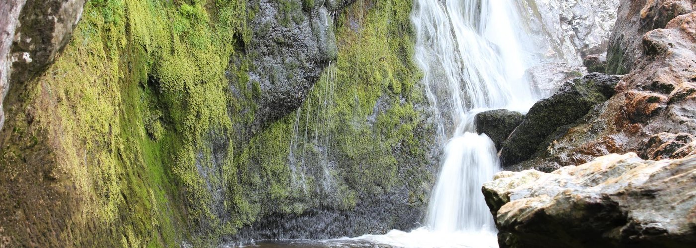 Parte bassa della cascata dietro le grandi rocce.
