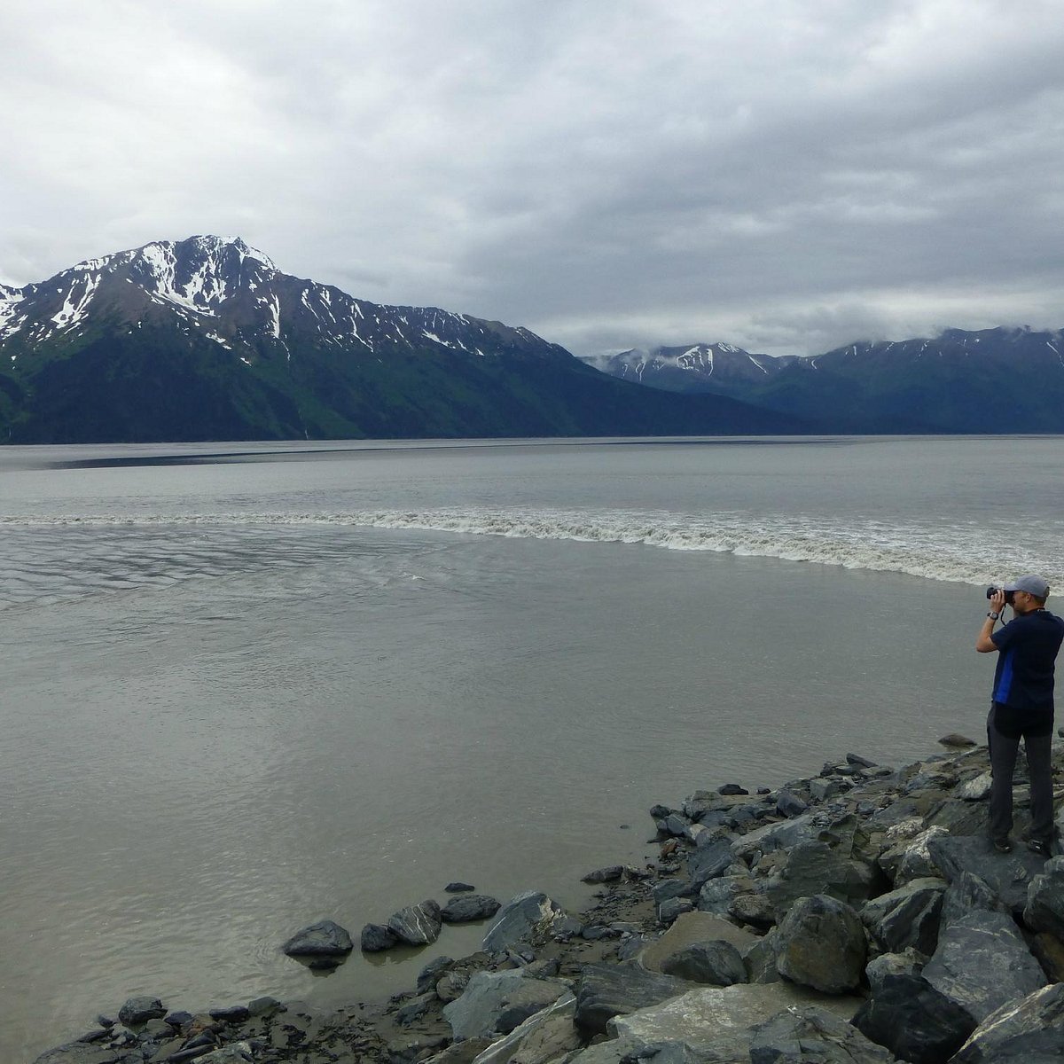 bore-tide-in-turnagain-arm-girdwood-2021-all-you-need-to-know