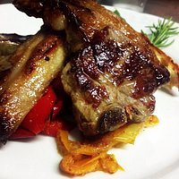 L'agnello alla griglia con peperoni croccanti