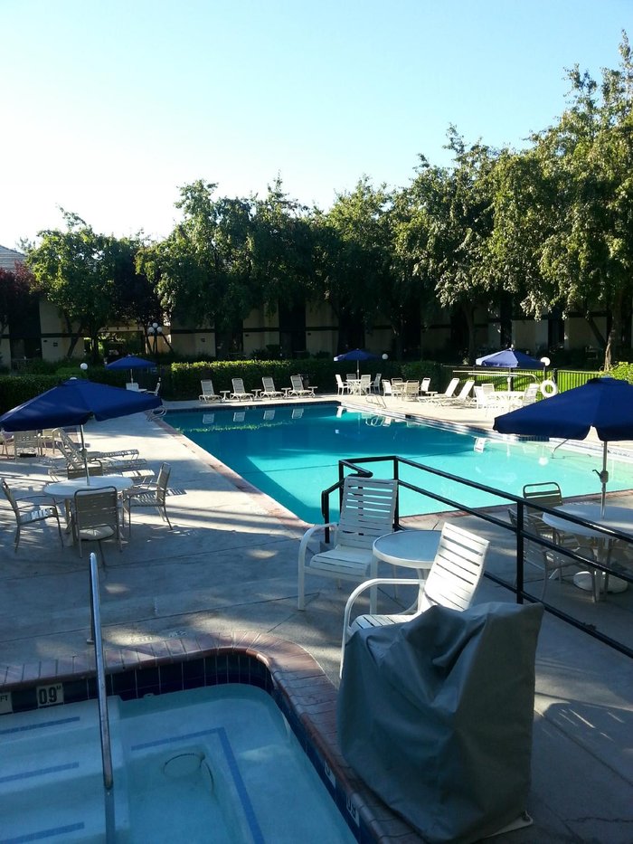 Four Points By Sheraton Bakersfield Pool: Pictures & Reviews - Tripadvisor