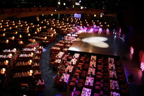 Fachada iluminada de Benidorm Palace, sala de espectáculos