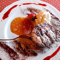 tortino al cioccolato con salsa mou
