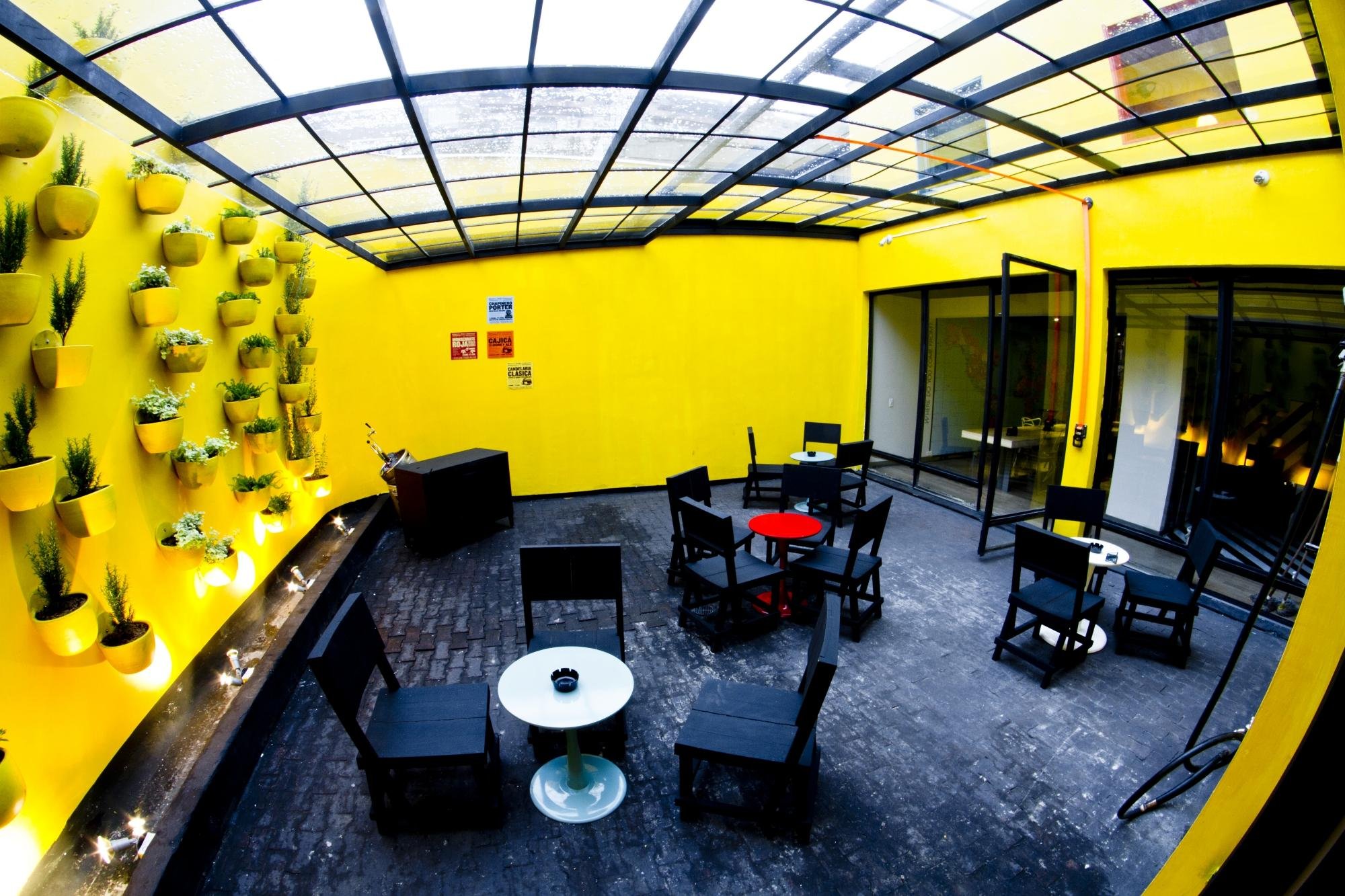 12:12 Hostels by null