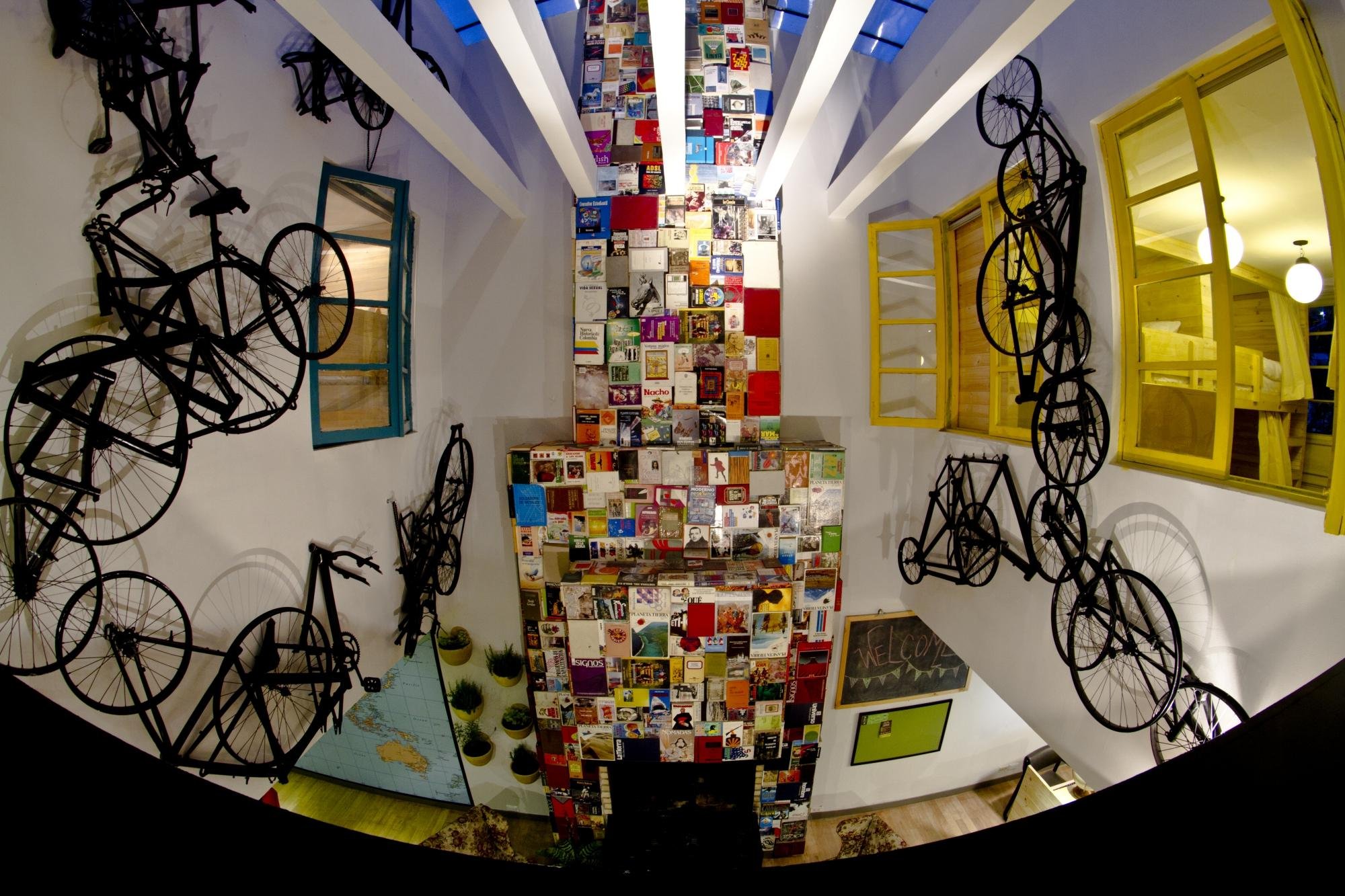 12:12 Hostels by null