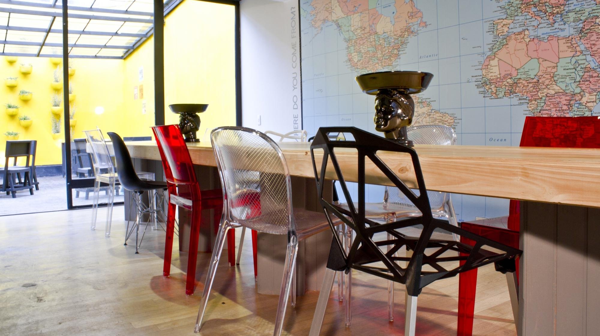 12:12 Hostels by null