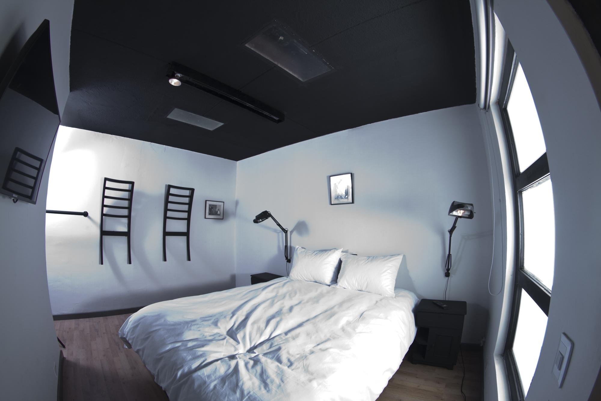 12:12 Hostels by null