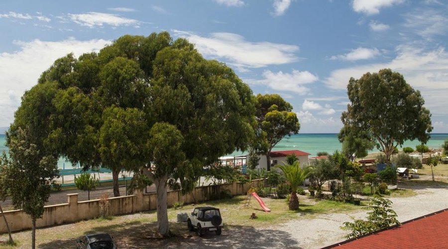 vista dalla camera: lo stabilimento annesso all'hotel