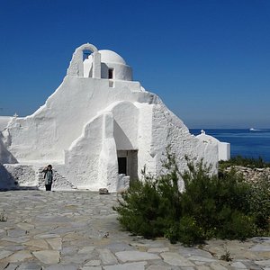 Shopping in Matoyianni Street – Things to do in Mykonos