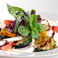 Davoser Frischkäse mit mediterranem Grillgemüse an feinem Balsamicodressing