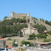 Santa Cecilia con el castillo al fondo