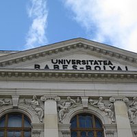 大学のメインの建物正面