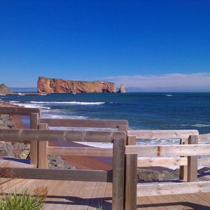 Notre fameux beau Rocher Percé vue de la promenade