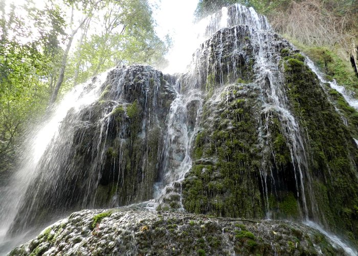 Один из многочисленных водопадов в Monasterio de Piedra Park