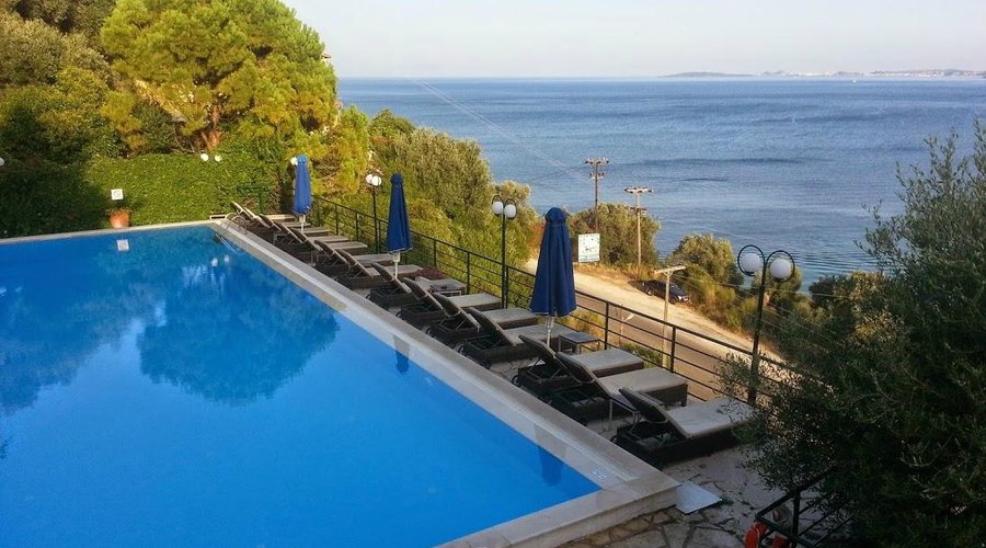 Piscine et vue sur mer
