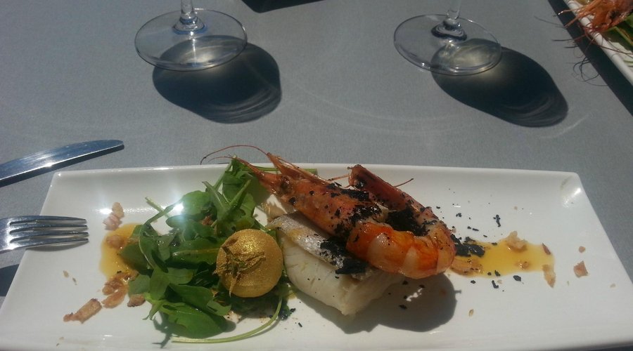 bacalao frito con langostino a la plancha, ensalada de rúcula y tomate cherry