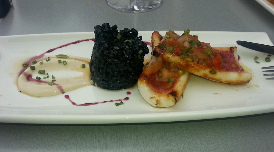 arroz negro con chipirón a la plancha y ali-oli
