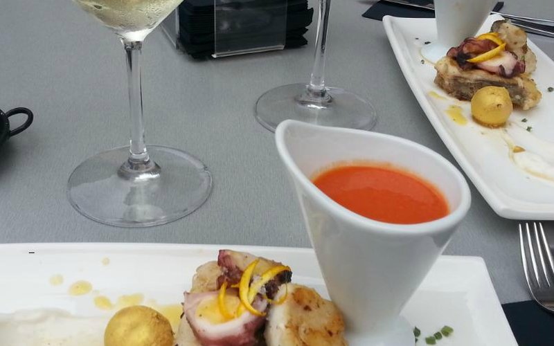 rape a la plancha con pulpo, gazpacho y tomate cherry dorado