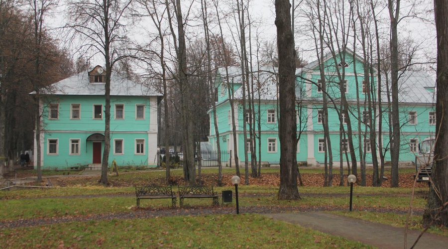 Вид на отель от стен моныстыря