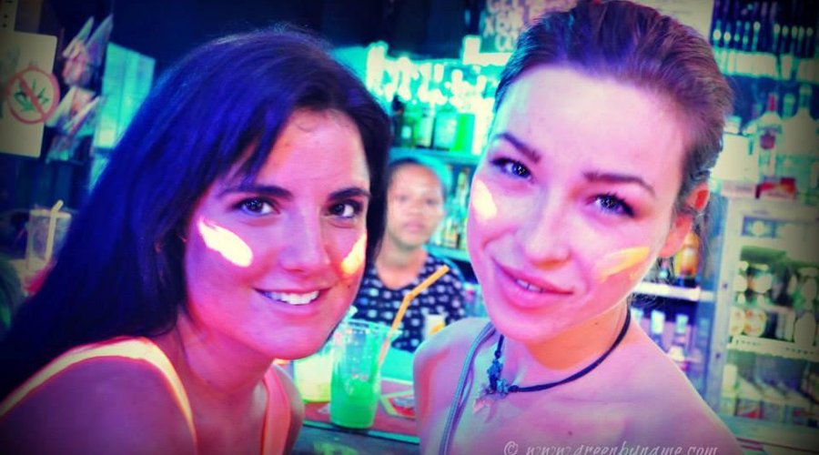 HOT CHICKS :) HMMMM :)