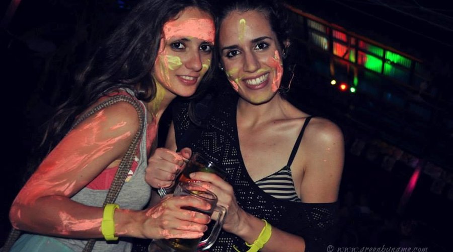MORE HOT CHICKS :)