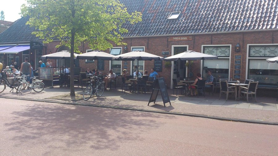 Restaurant Brink 15 with outside seating.