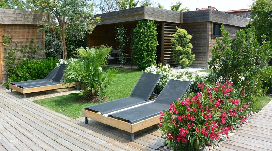 Lit de bain près de la piscine