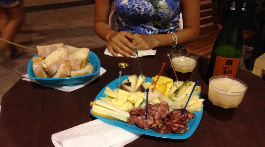Degustazione formaggi tipici e salumi.