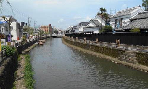 鯉の泳ぐ川