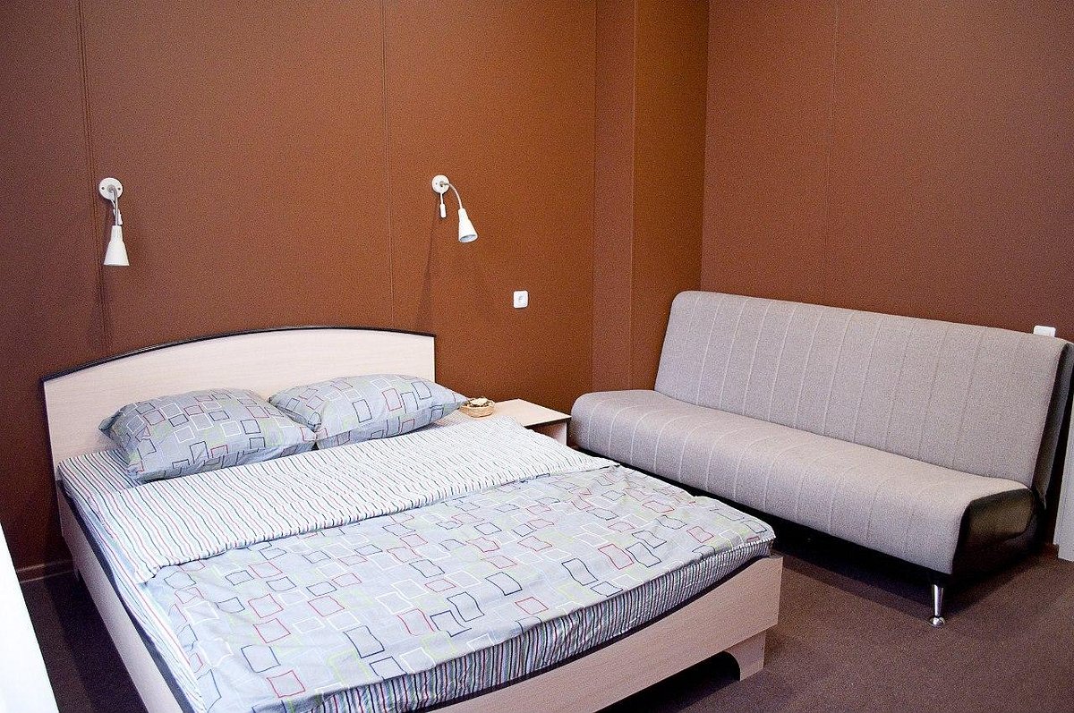 Гостиничный номер с кроватью и диваном