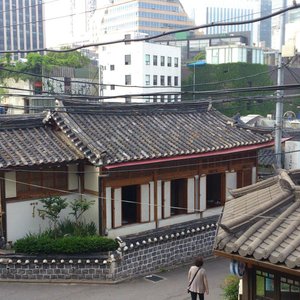 部屋の窓からの風景  インサドンの路地